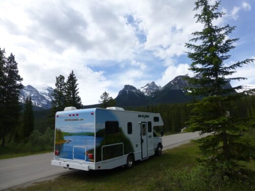 Autocamper med udsigt over Rocky Mountains